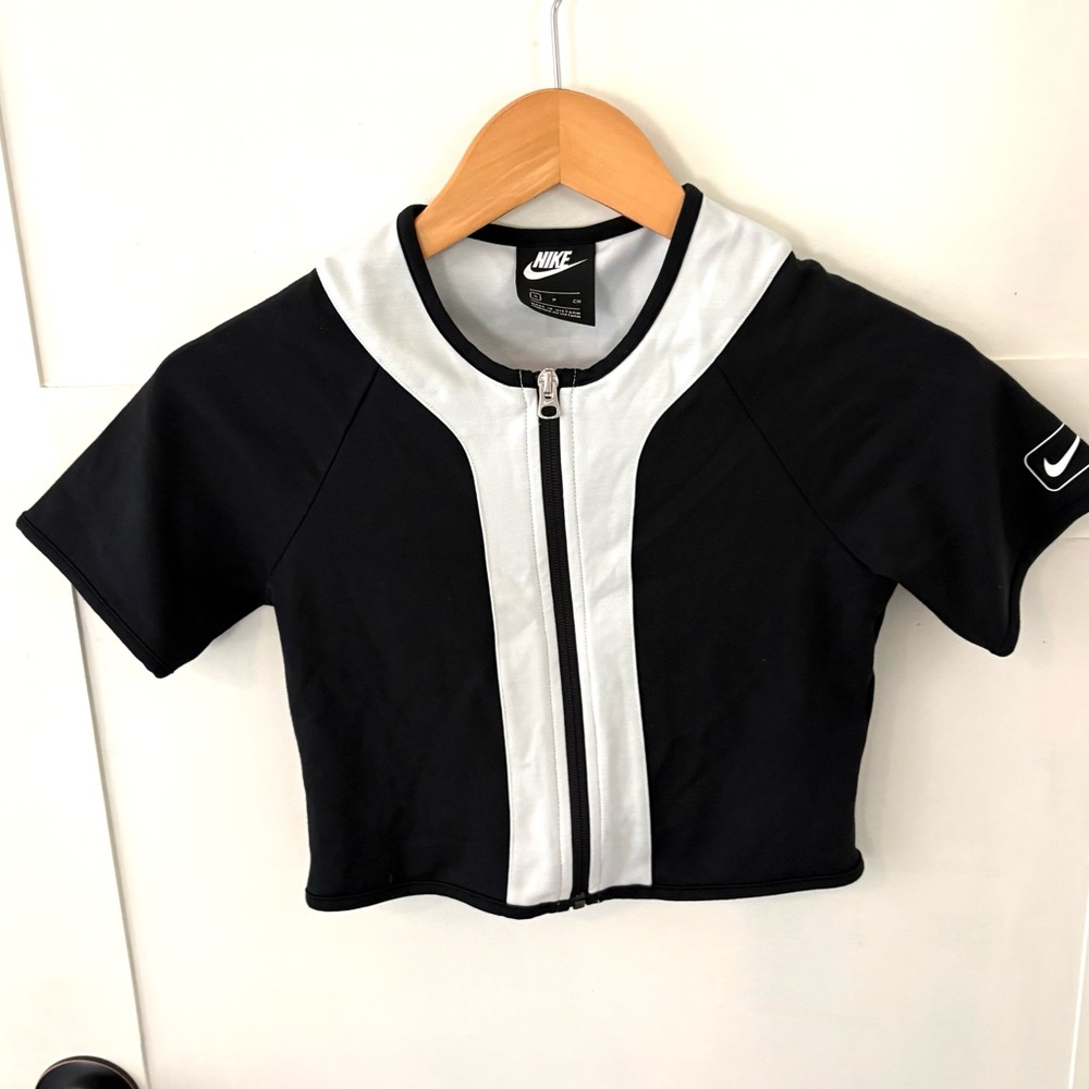 NIKE NSW STREET SHORT SLEEVE TOP. Size Small. - Picture 3 of 9